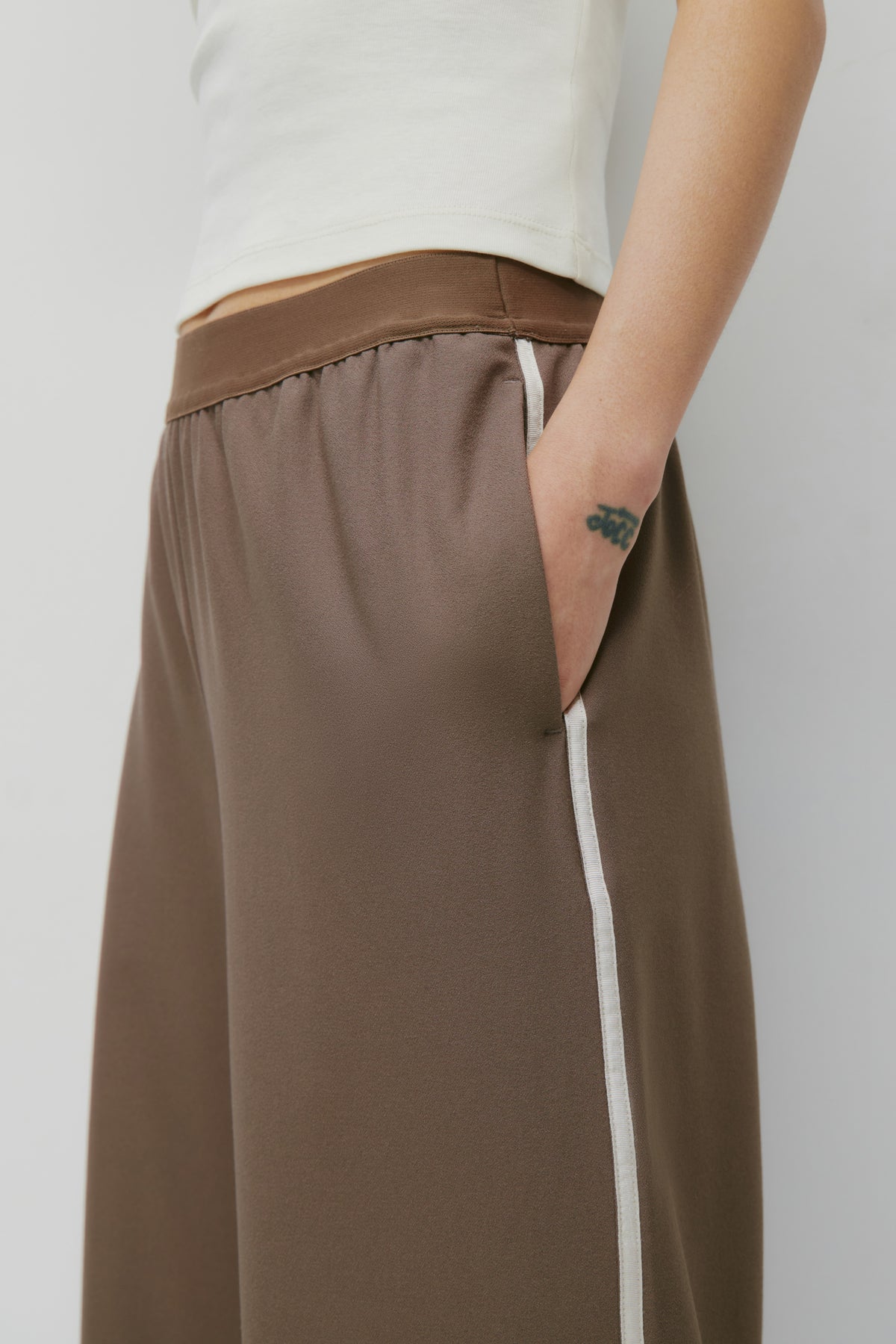 Women's Nady Track Pant in Bark