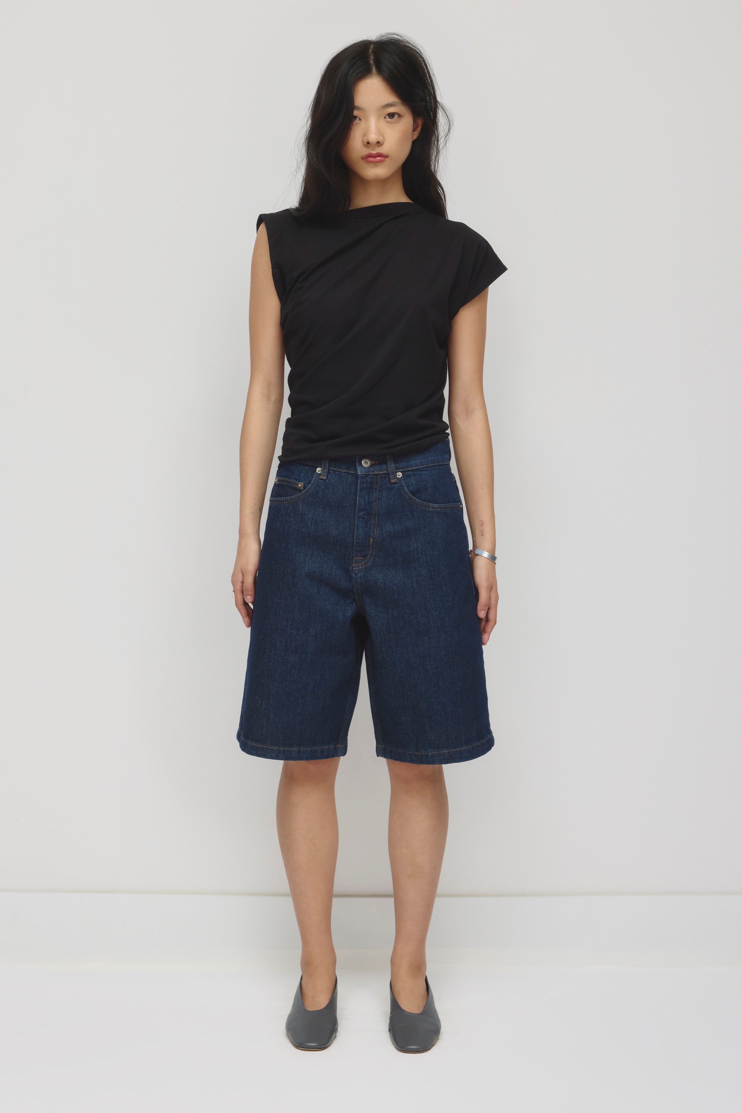 Unisex Antifit Denim Shorts in Dark Wash