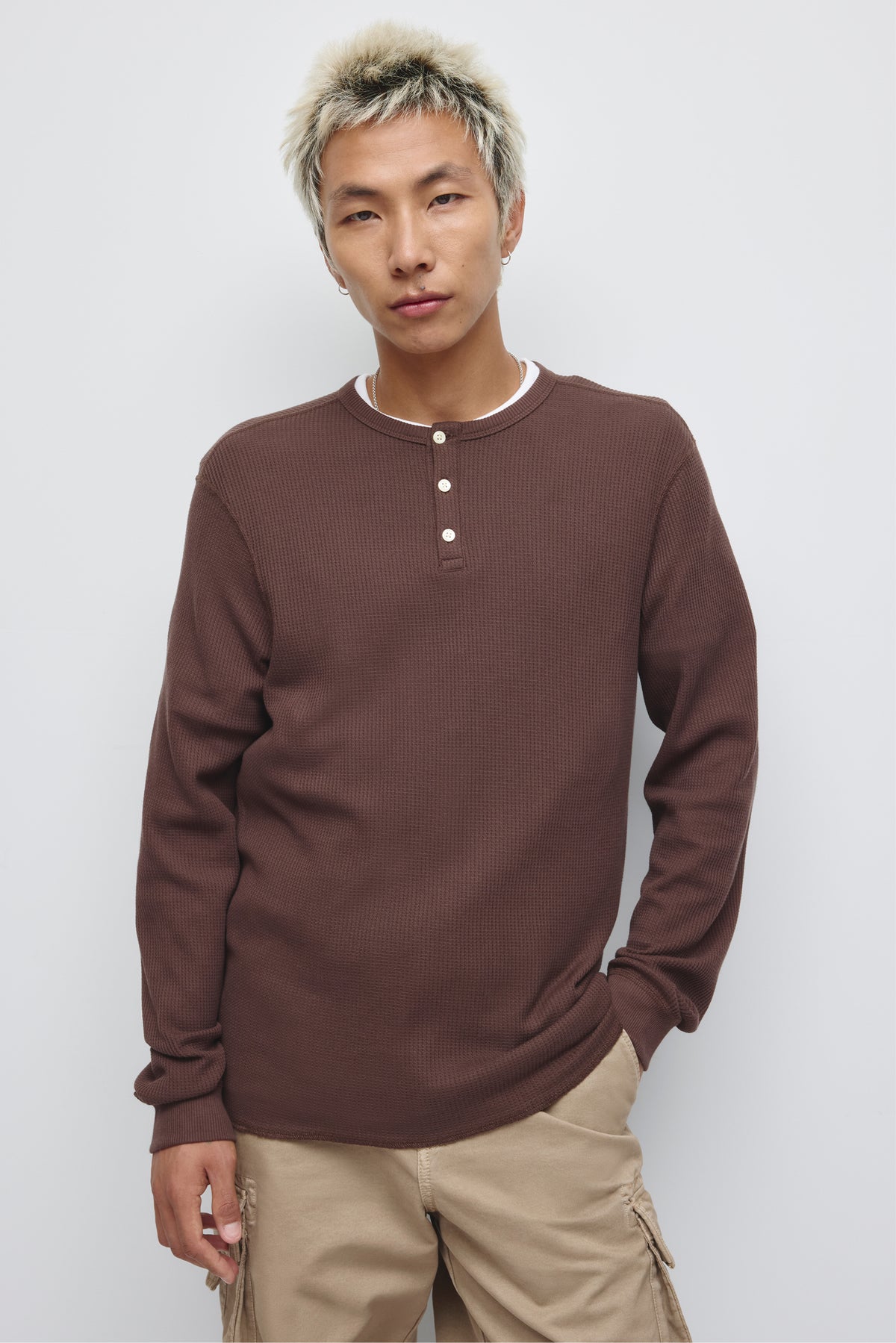 Model is 6’0” and is wearing a size M.