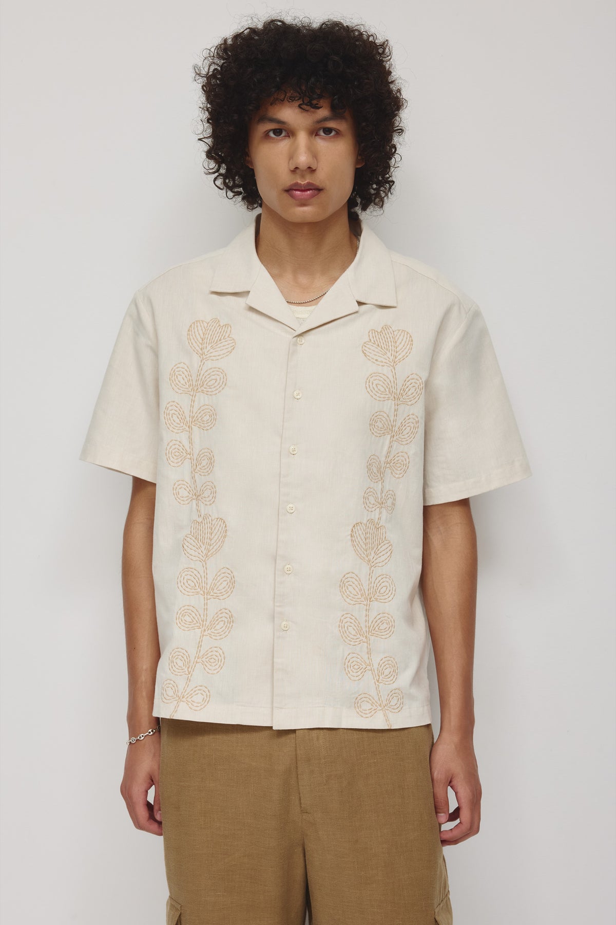 Model 6'0.5" and is wearing a size M.