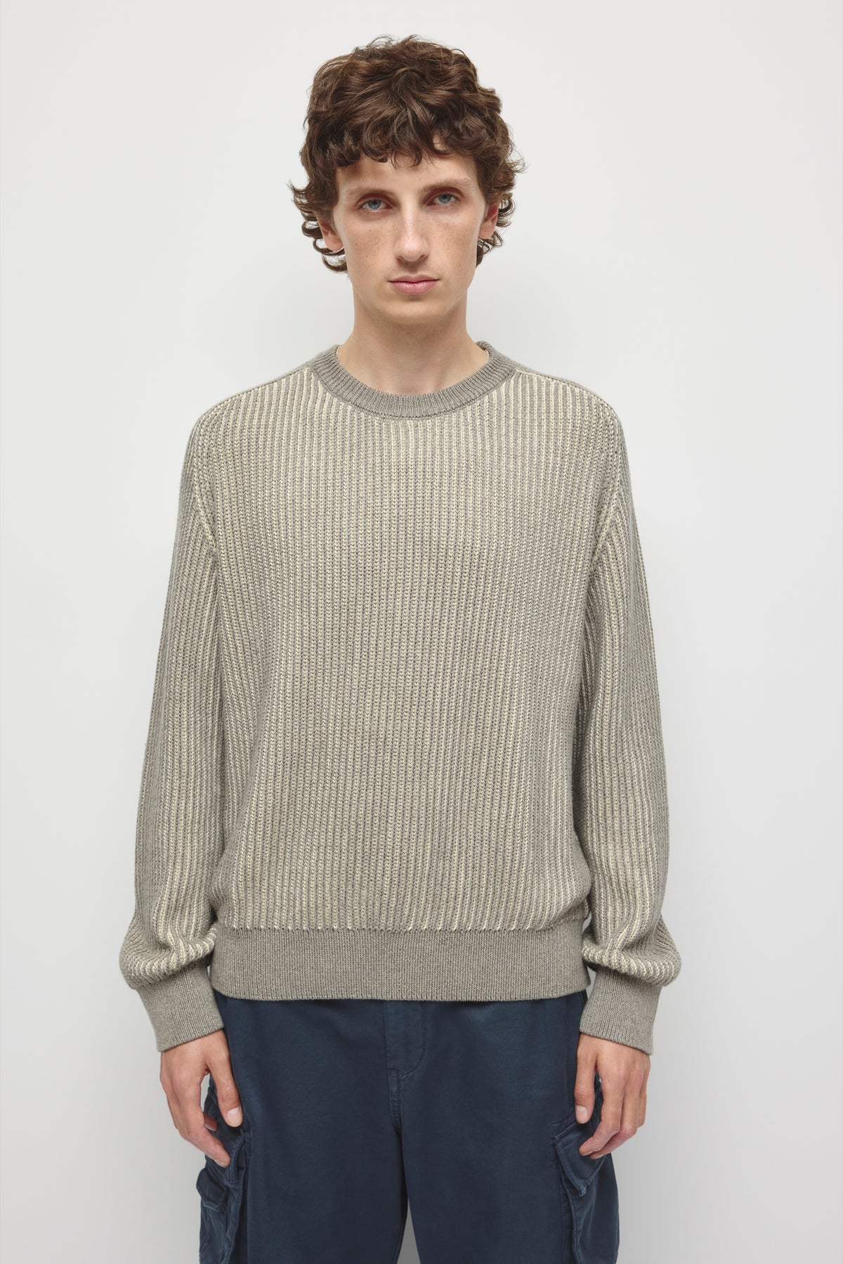 Model is 6’0” and is wearing a size M.