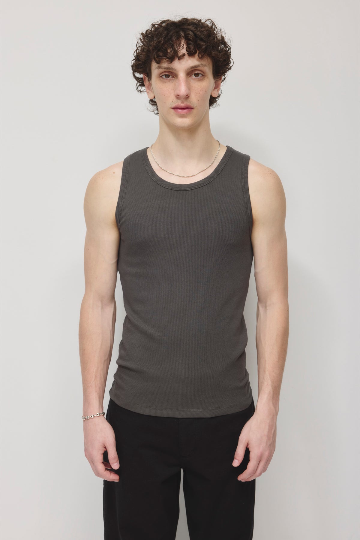 Model 6'0.5" and is wearing a size M.