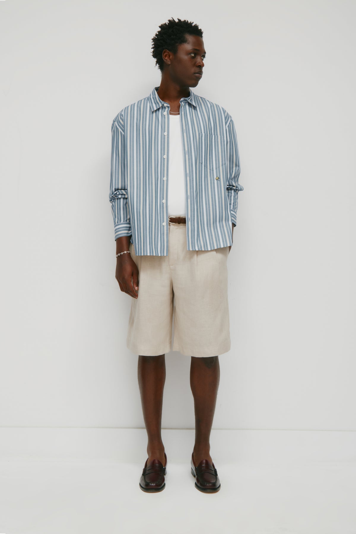 Model is 6'2" and is wearing a size 32.