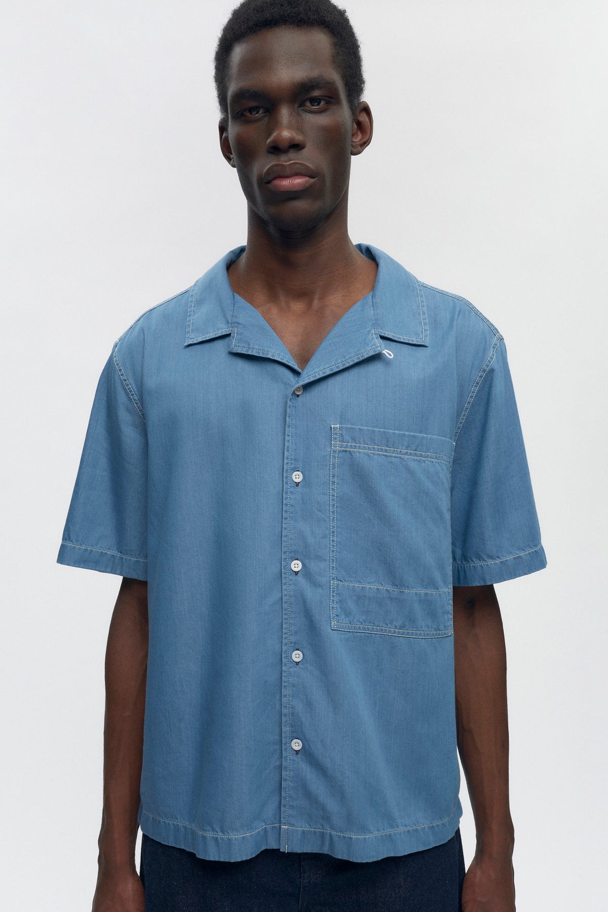 Abraham is 6ft is a regular M and is wearing a M.