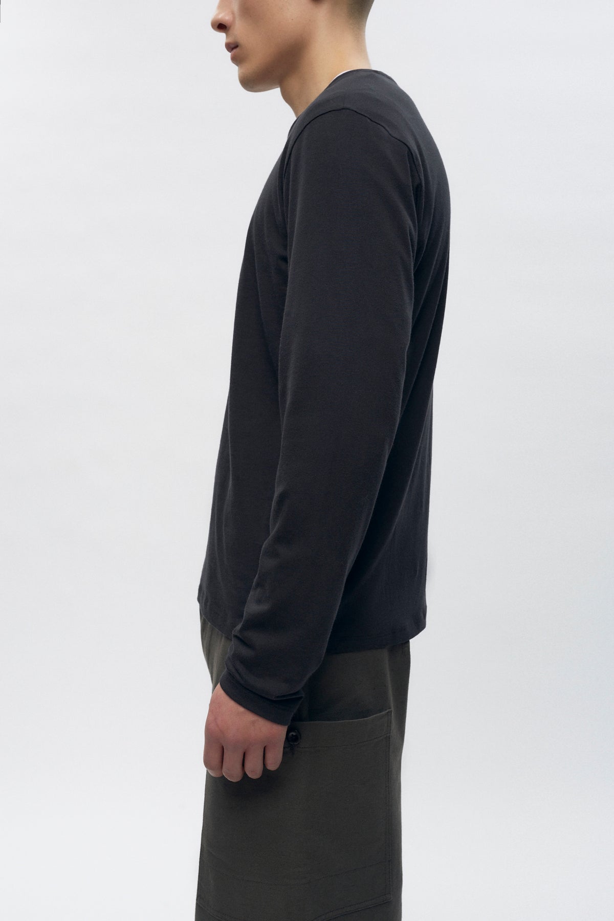 Unisex Essential Longsleeve in Black