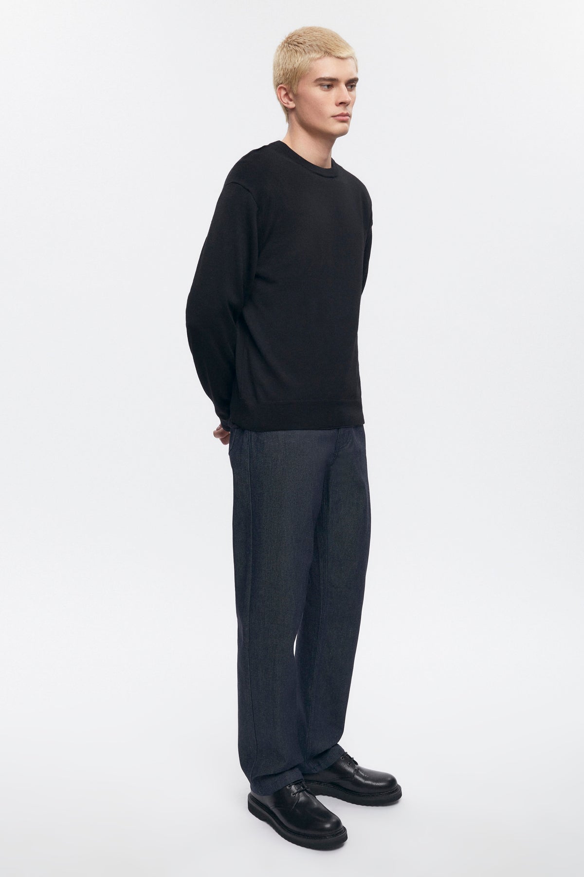 Pull à col rond en laine mérinos fine pour homme en noir
