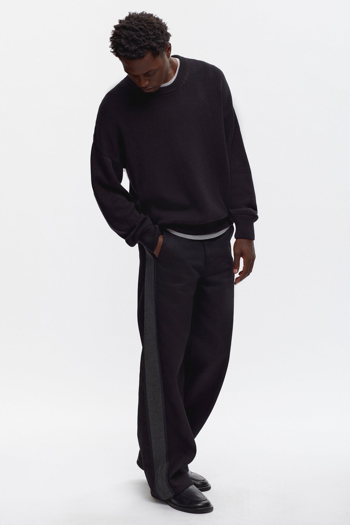 Jonathan is 6'2, a regular 32 and is wearing a 32.