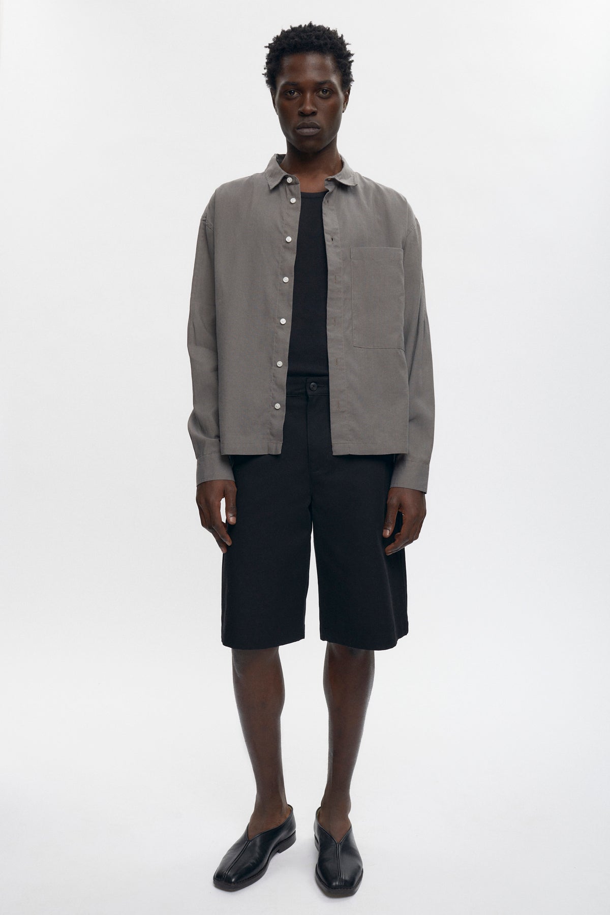 Jonathan is 6’2, a regular 32 and is wearing a 32.