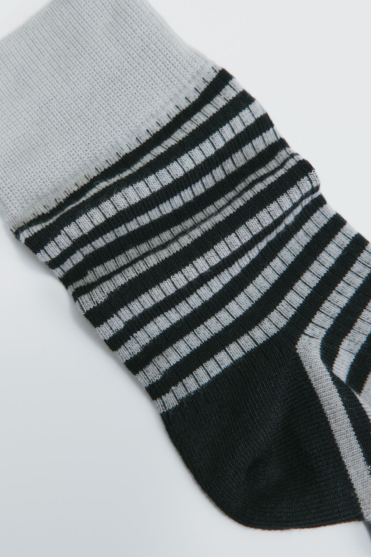 Chaussettes côtelées en gypsum/Rayure noire