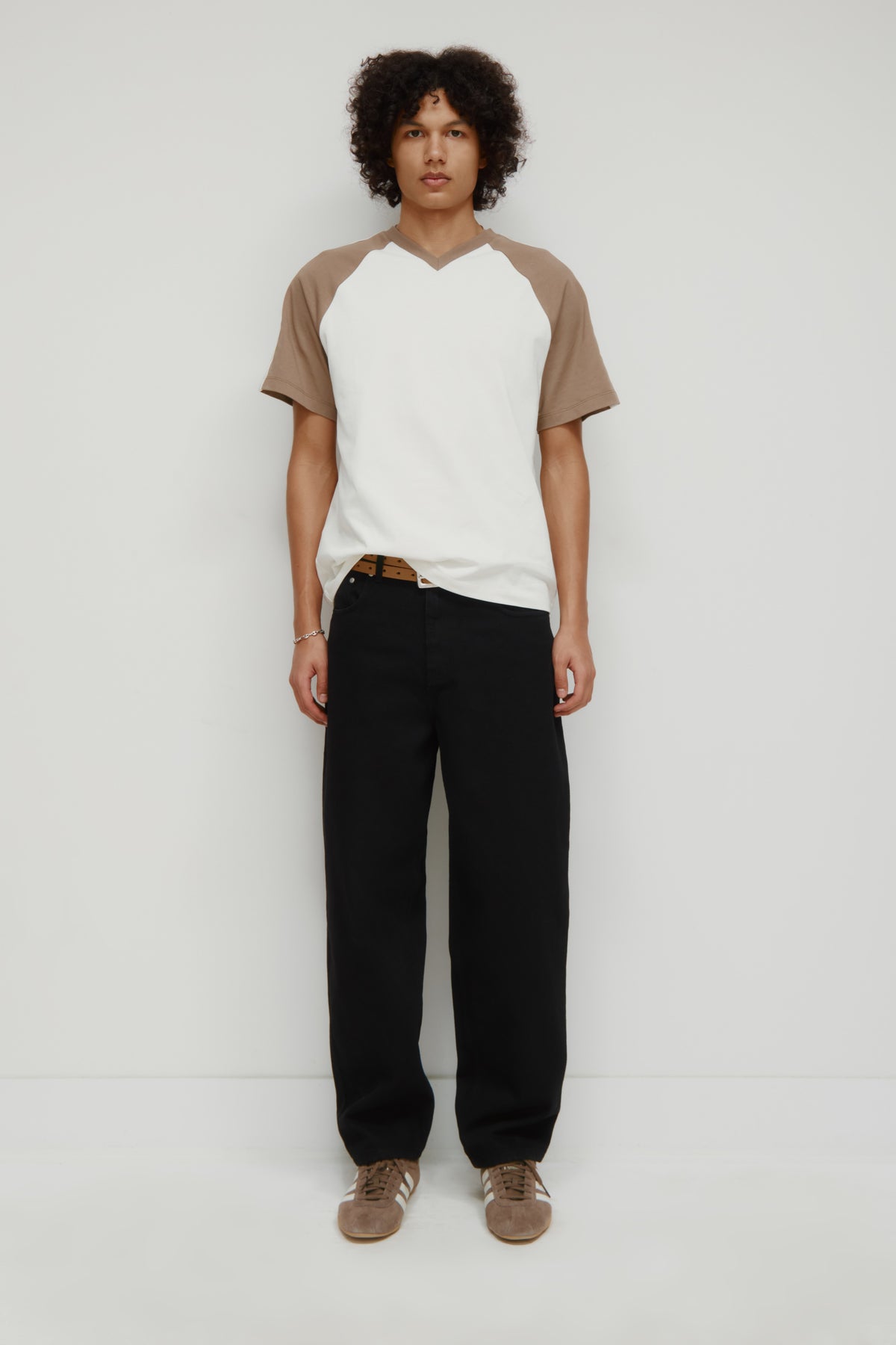 Model 6.2.5" and is wearing a size 32.