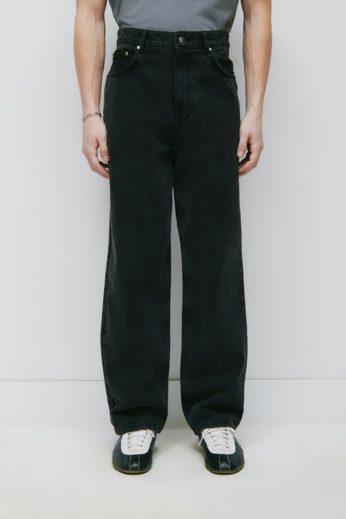 Antifit Denim in Washed Black
