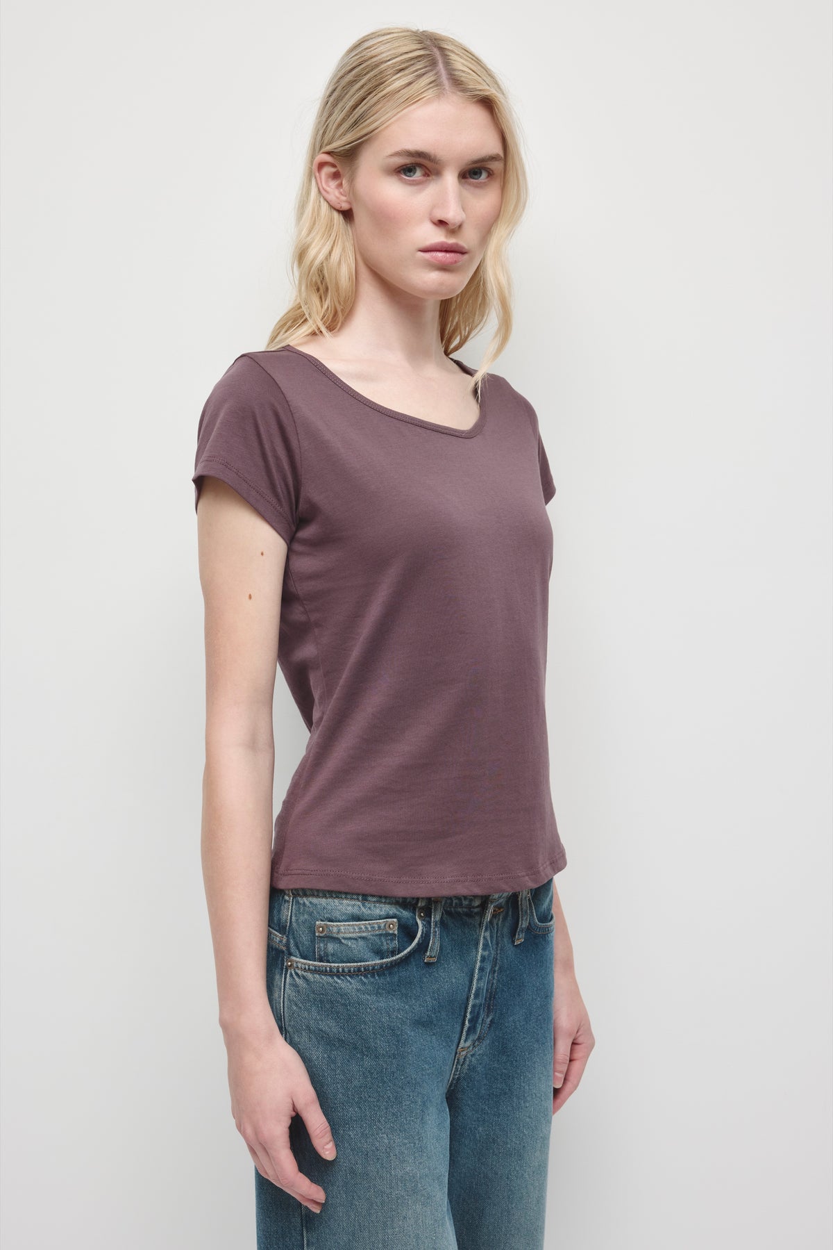 T-shirt col rond essentiel pour femme en raisin sec