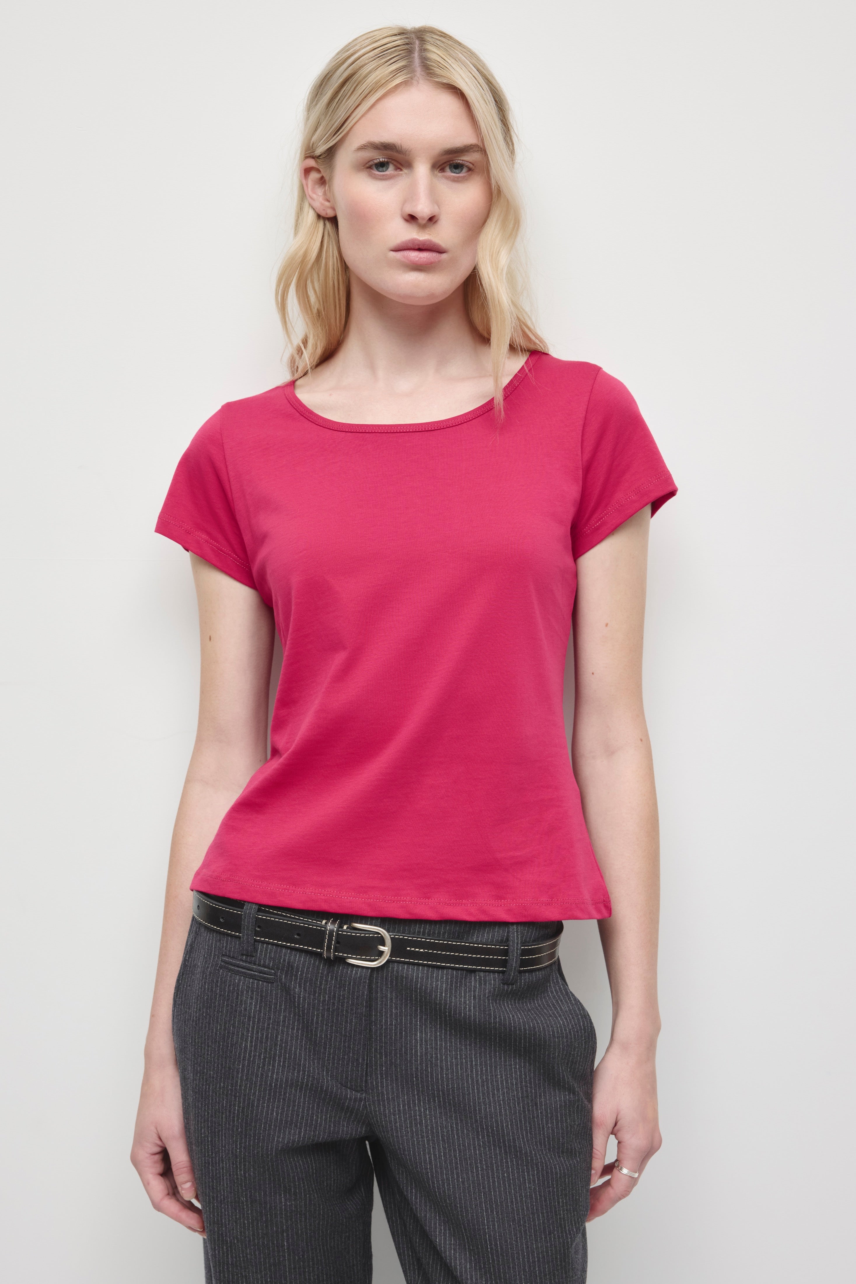 Women's Essential Scoop Tee in Sangria