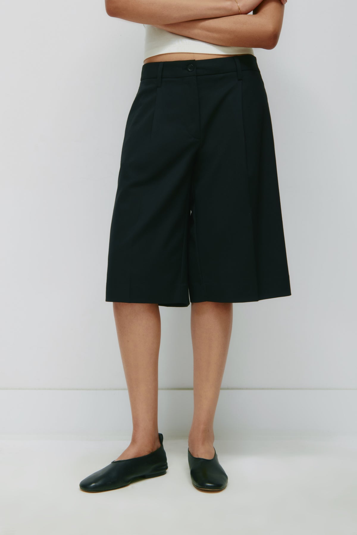 Short pantalon taille basse pour femme en noir