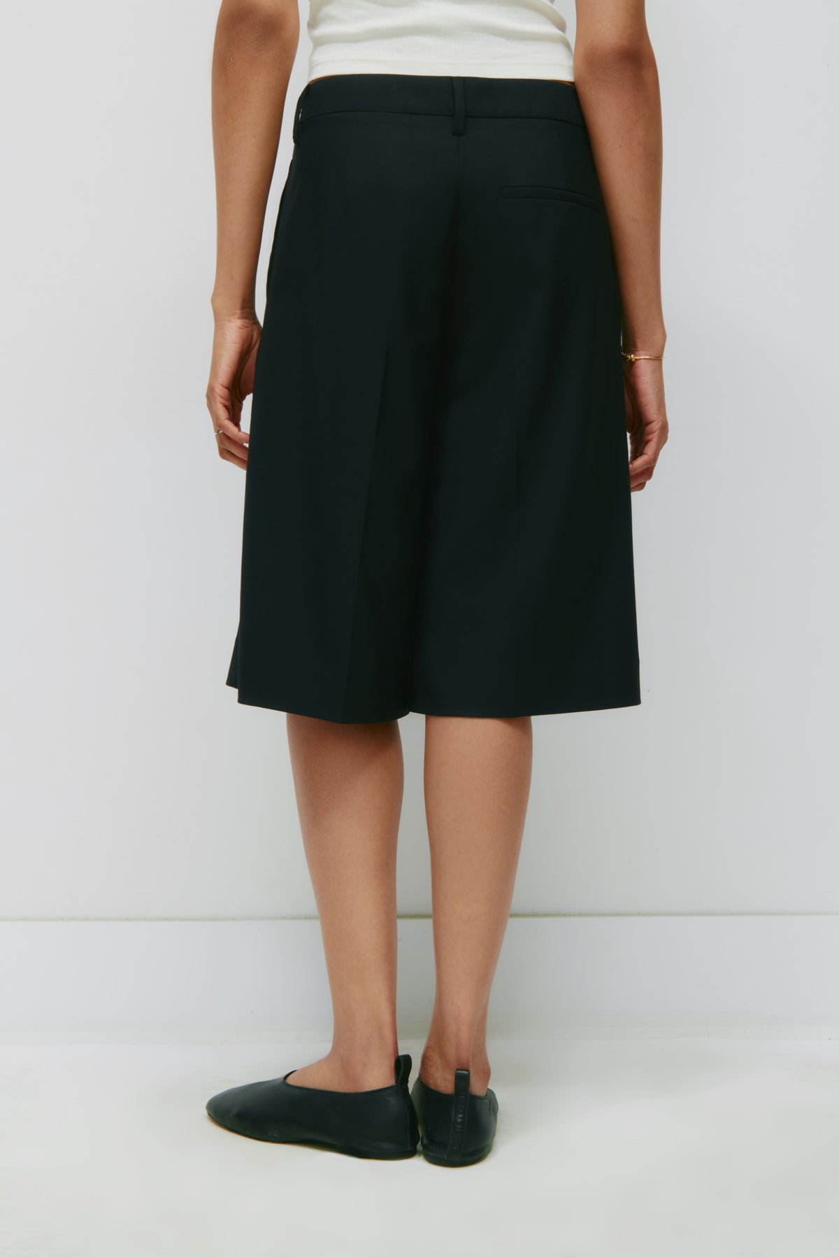 Short pantalon taille basse pour femme en noir