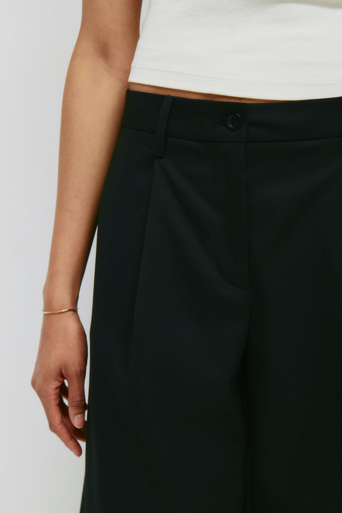 Short pantalon taille basse pour femme en noir
