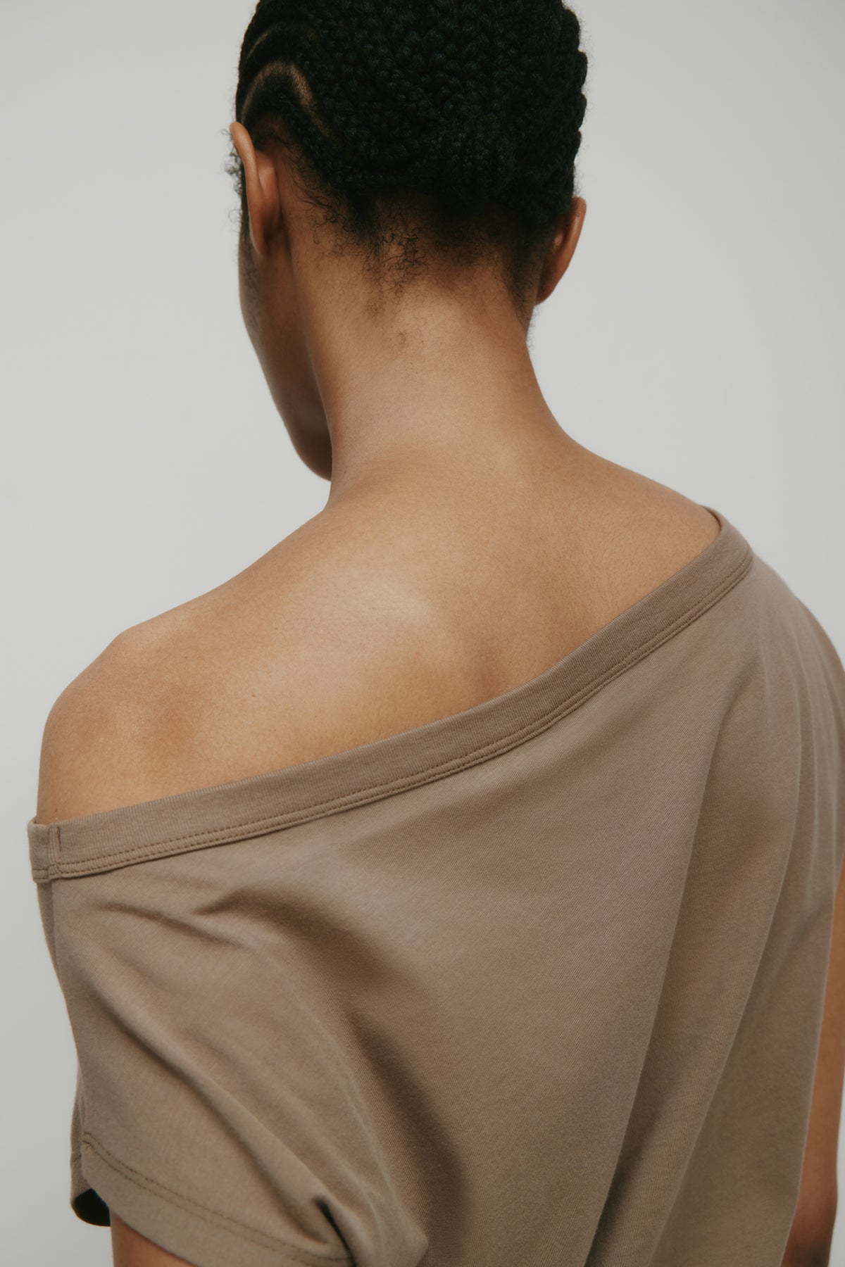 T-shirt à épaules dénudées pour femme en taupe