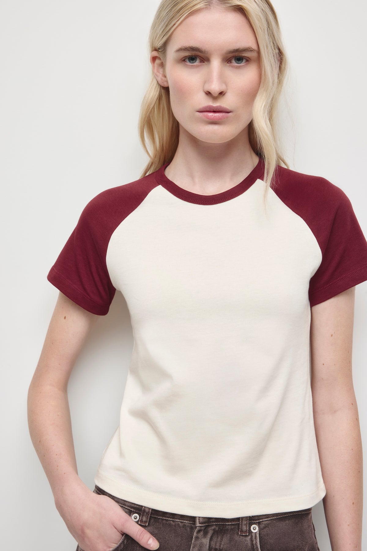 Women's Shrunken Varsity Tee in Birch/Tawny Port