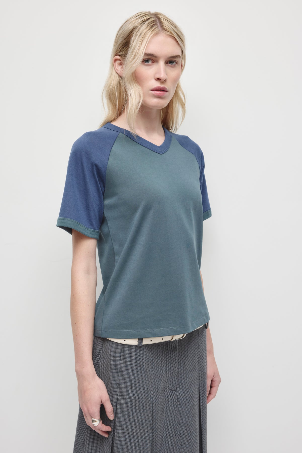 T-shirt Varsity col V femme en ardoise foncé/Indigo foncé