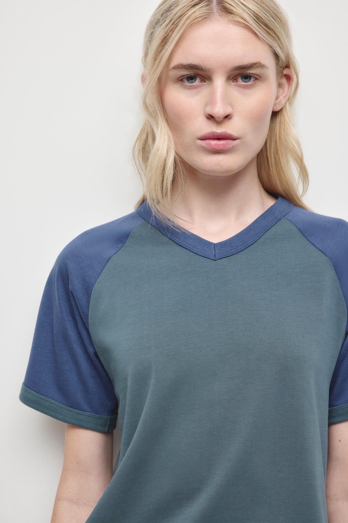 T-shirt Varsity col V femme en ardoise foncé/Indigo foncé