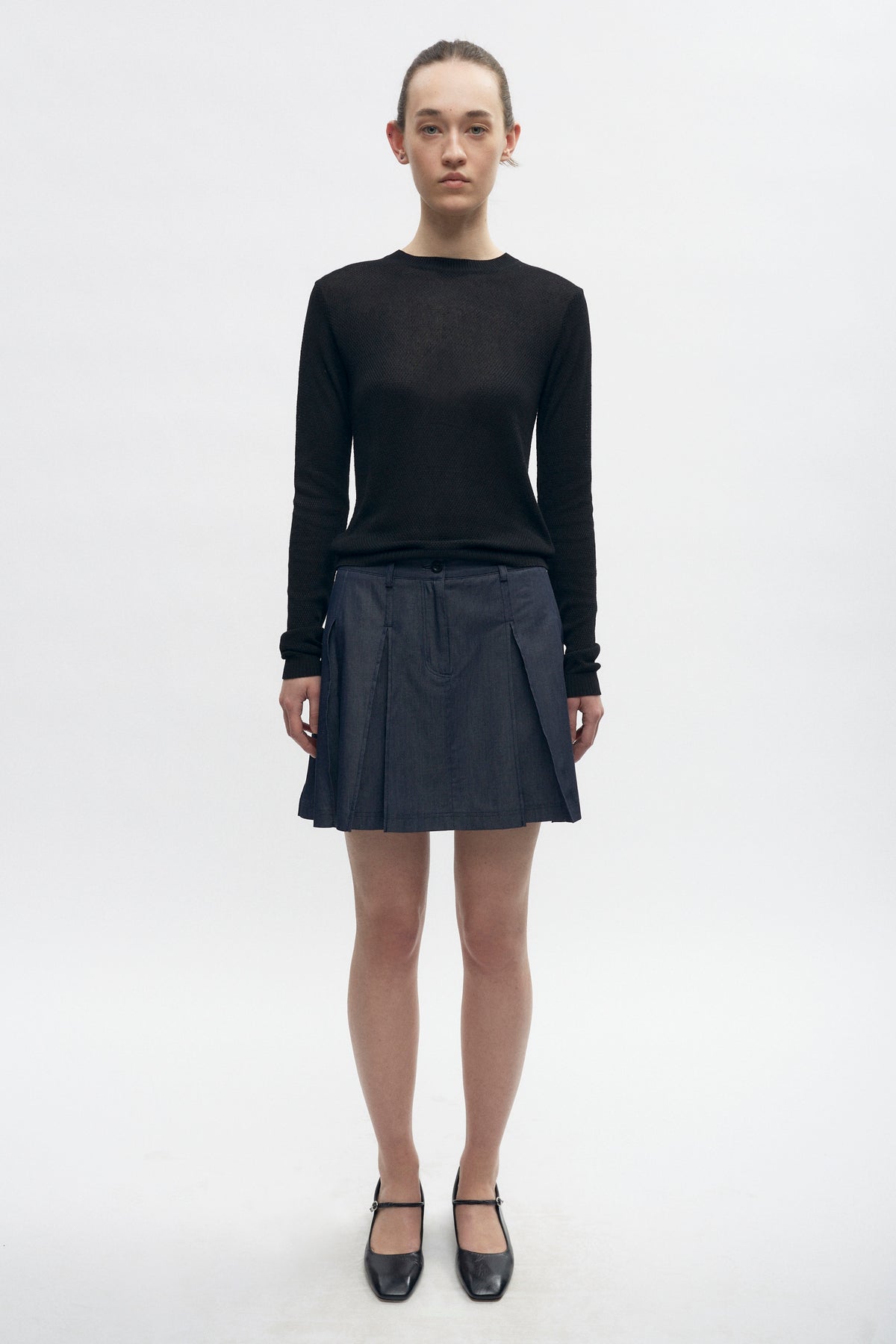 Elizabeth is 5’11" is a regular XS and is wearing an XS.