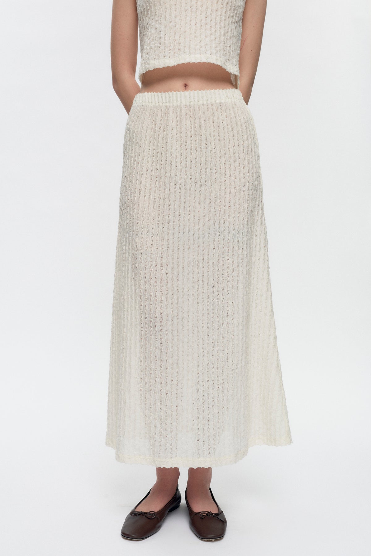 Elizabeth is 5’11" is a regular XS and is wearing an XS.